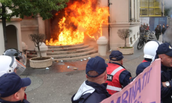 Nesër protesta e opozitës para Bashkisë së Tiranës – Policia nxjerr njoftimin e rëndësishëm