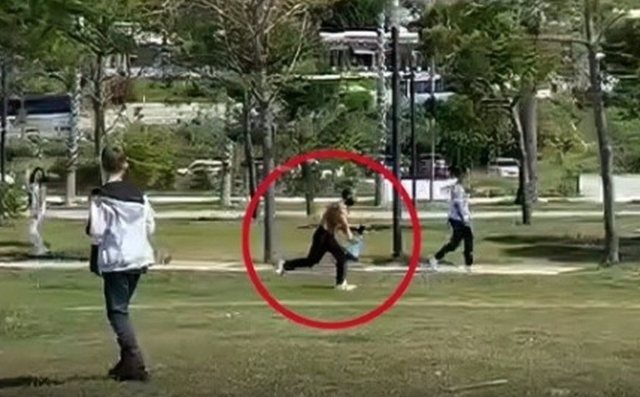 Vlorë, një burrë tenton të godasë me thikë fëmijët në park