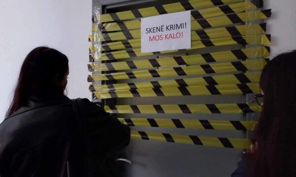 “Skenë krimi, mos kalo!”, – Aktivistët bllokojnë me ngjitës zyrën e profesorit Xhevat Krasniqi