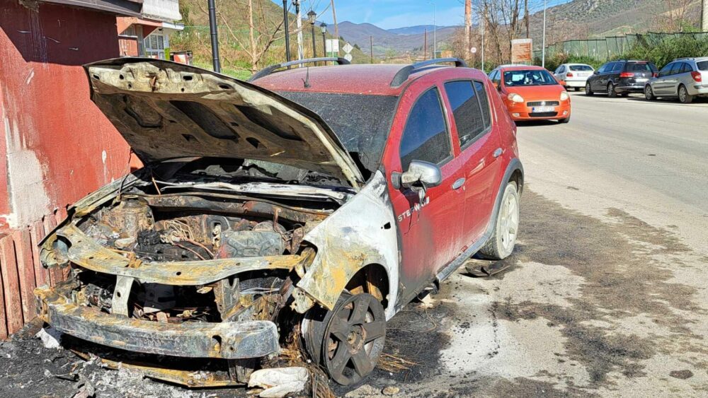 Pamje të veturës së djegur të policit në pjesën veriore të Mitrovicës