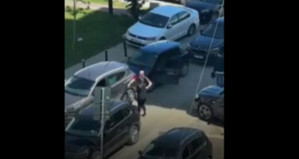 Arrestohet burri që i sulmoi dy gra në një parking të Prishtinës, dyshohet se i shkaktoi dy aksidente