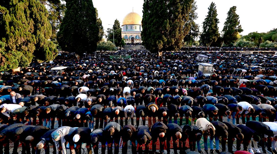 Myslimanët falin namazin e Fitër Bajramit në Jerusalem