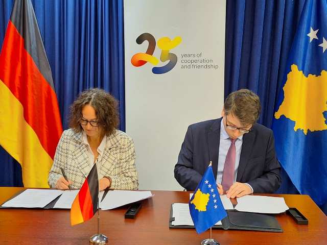 Kosova dhe Gjermania nënshkruajnë marrëveshje në vlerë 90 milionë euro, pritet të shfrytëzohen për punësim, energji dhe integrim