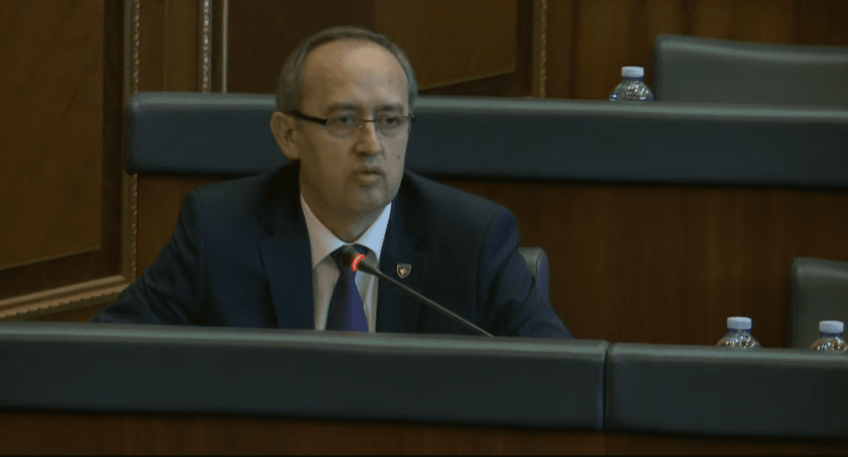 Ministrat mungojnë në Kuvend, Hoti: Kjo seancë është maskaradë e llojit të vet