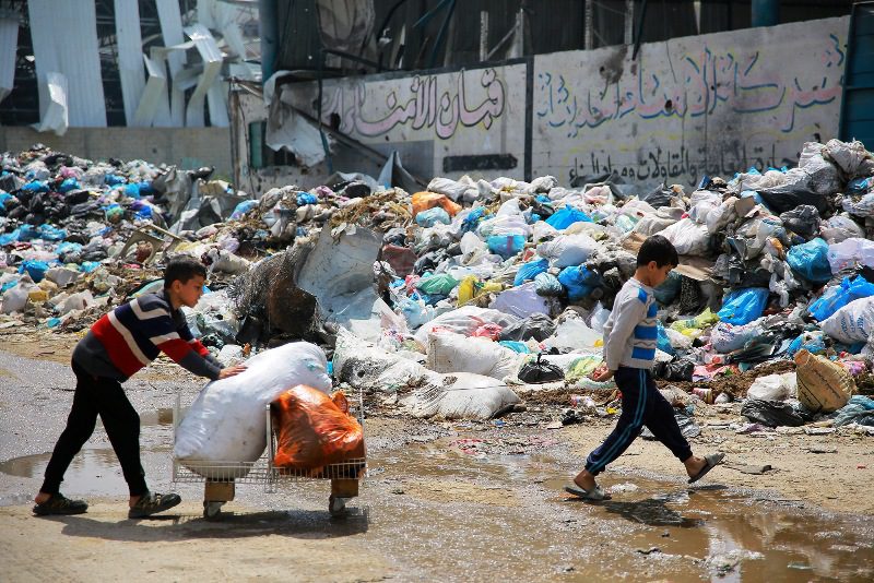 UNRWA: Qindra mijëra ton mbeturina në Gaza kanë mbetur të pa grumbulluara