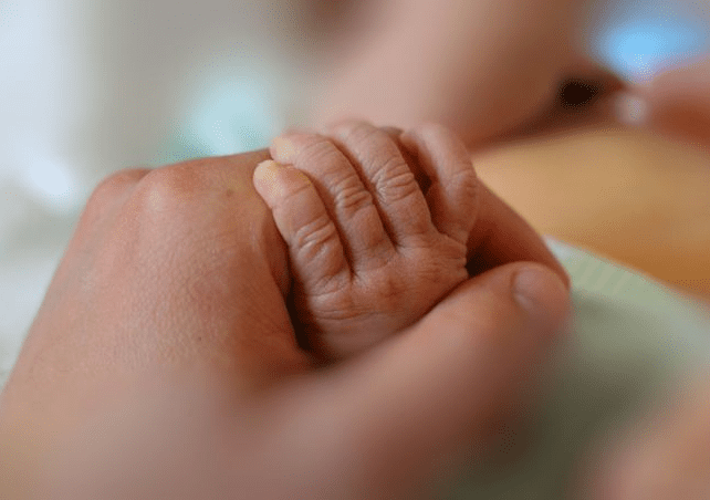 “Mbi 25 vjeç dhe të ketë lindur më parë”, kriteret për nënat surrogate në Shqipëri