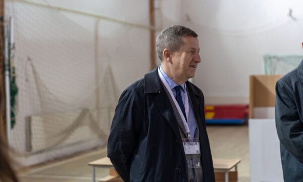 Shefi i Zyrës së BE-së përcjell procesin e votimit në Zubin Potok