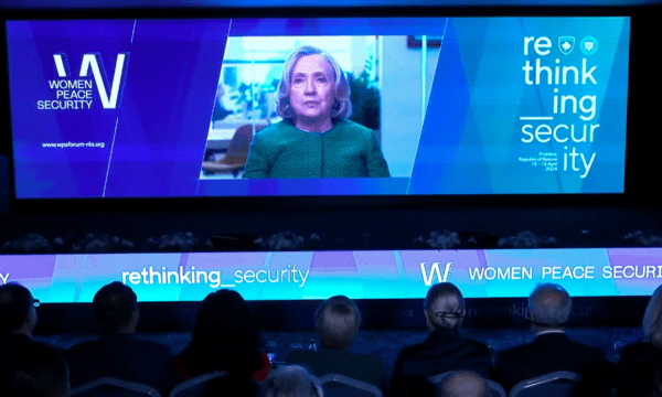 Clinton: Forumi për Gratë, konfirmim i vendosmërisë sonë për balanc gjinor në paqen dhe vendimmarrjen politike në Kosovë e botë