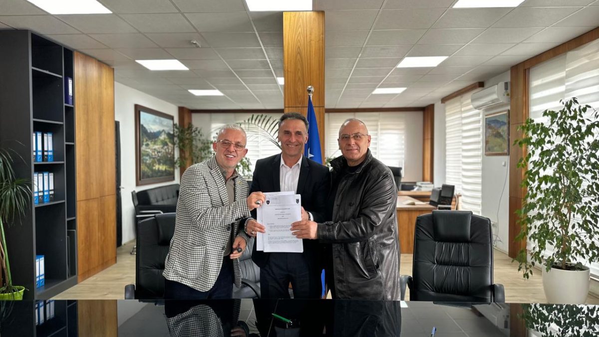 Agim Ademi dhe kryetari i komunës së Leposaviqit nënshkruajnë Memorandumin e Bashkëpunimit 