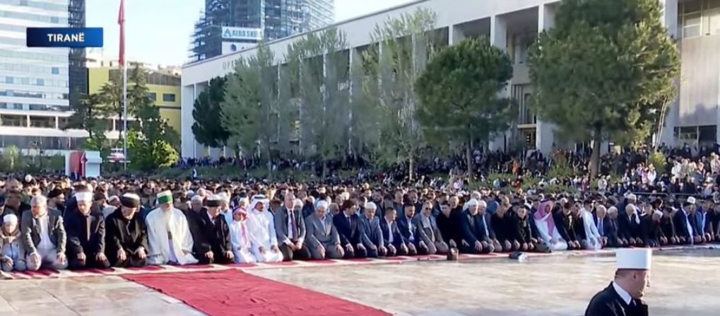 Shqipëri: Mijëra besimtarë myslimanë falin namazin në sheshin ‘Skënderbej’