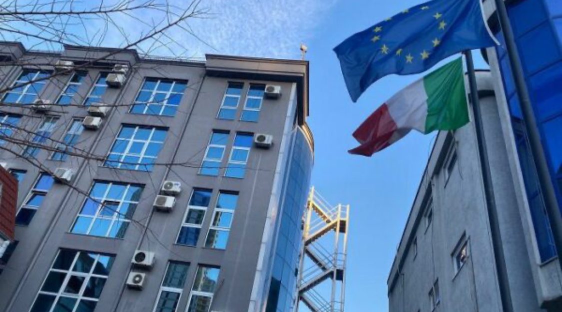 Ambasada e Italisë në Kosovë uron shqip: Me fat Bajrami