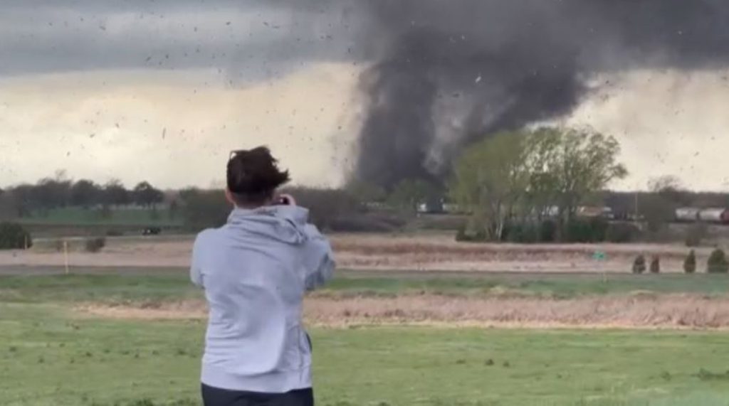 Tornado shkatërruese përhapen në Nebraskë dhe Iowa