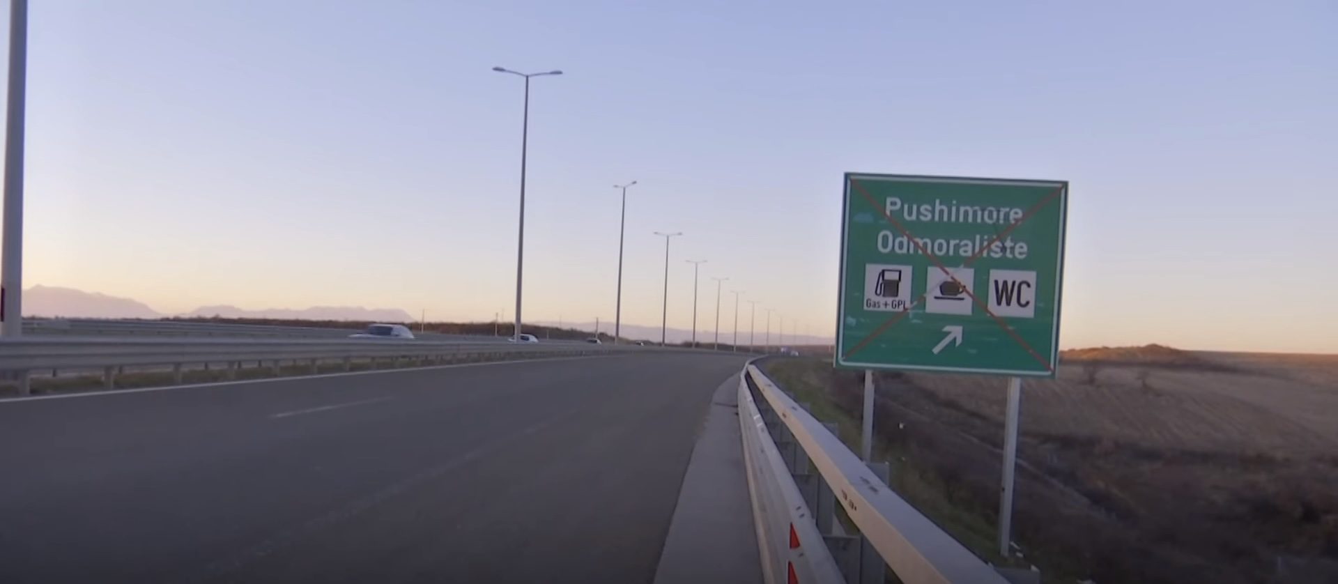 Autostradat e Kosovës, pa pika karburanti, pa pushimore dhe pa sinjalistikë