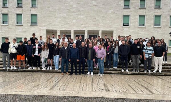 Kryetari i Kamenicës me para të komunës i dërgon maturantët në ekskursion në Shqipëri