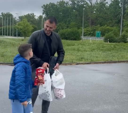 Labinot Tahiri iu çon ujë e ushqime kosovarëve që u bllokuan në kufirin Kroaci-Serbi