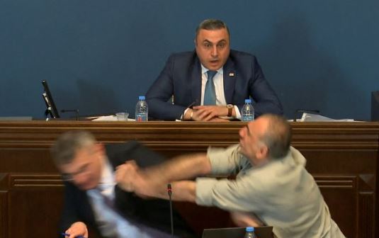 Shpërthen përleshja masive në parlamentin gjeorgjian për ligjin e diskutueshëm të medias