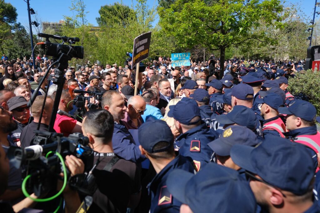 Protestë para Bashkisë së Tiranës