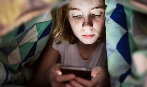 Ndaloni fëmijët të përdorin telefona inteligjentë deri në moshën 13 vjeç, thotë raporti francez