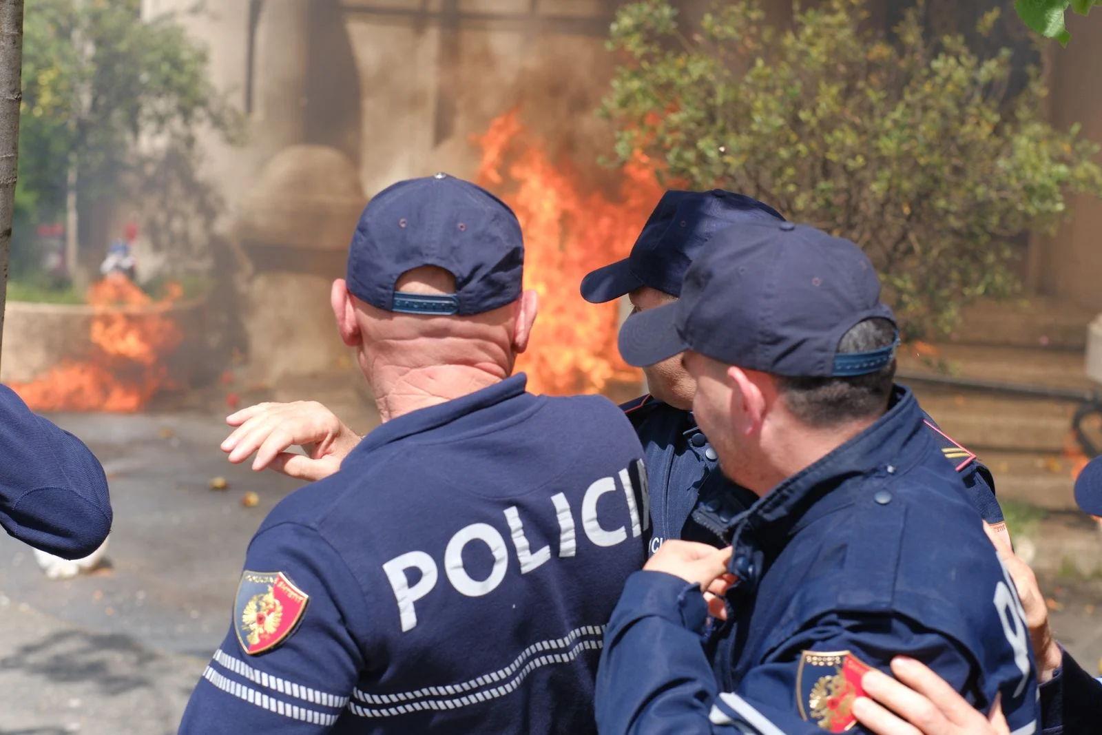 Tiranë: Protestuesit hedhin molotov drejt bashkisë, shkatërrojnë murin metalik të policisë