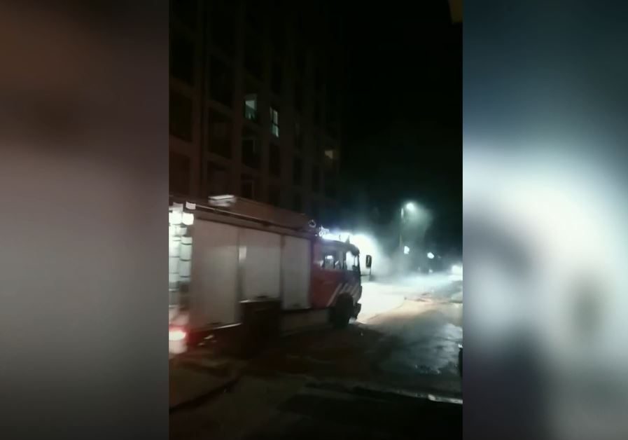 Kuzhina e një lokali në Gjakovë kaplohet nga zjarri