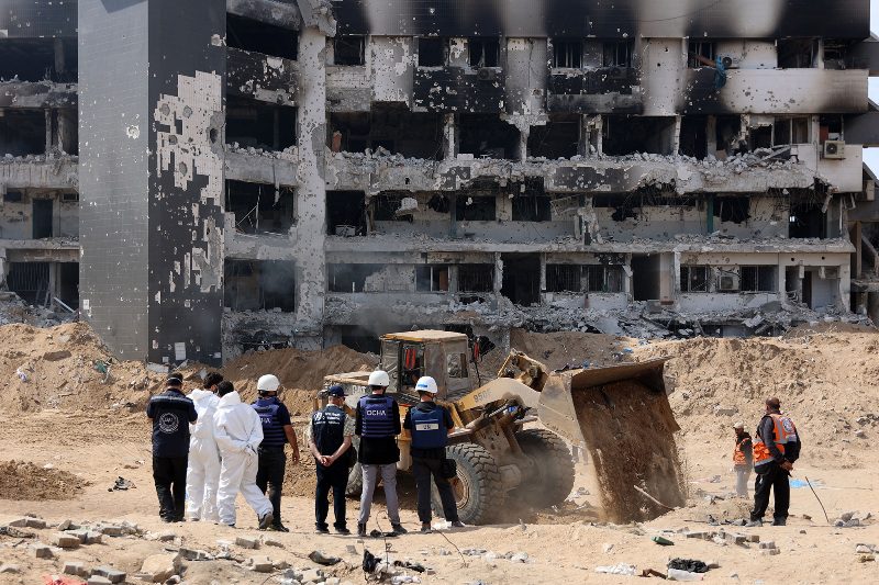 Zhvarrosen trupat e parë nga varrezat masive në spitalin Al-Shifa të Gazës