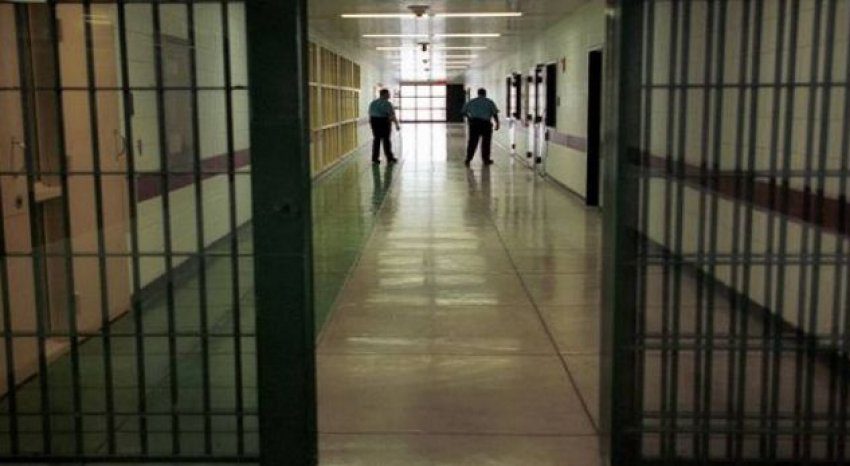 Tentoi të fuste marihuanë brenda burgut të Dubravës, dërgohet në mbajtje e dyshuara