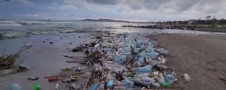 Mbeturina buzë detit në Durrës, era e fortë nxjerr në breg tonelata mbetje plastike