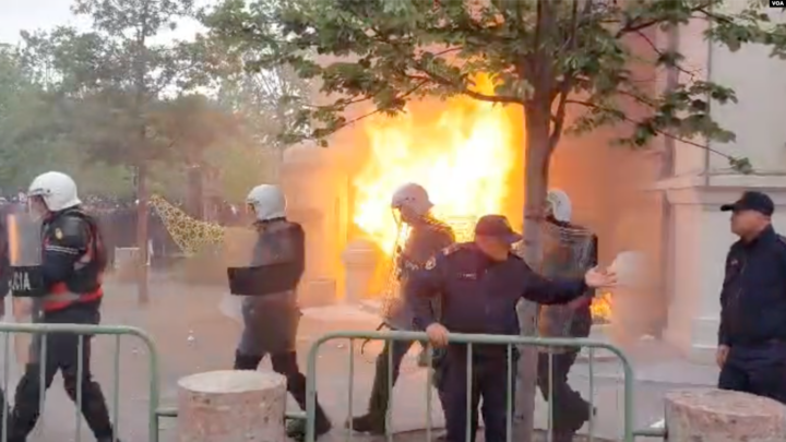 Kërkohet dorëheqja e Erjon Veliajt – Lëndë shpërthyese mbi bashkinë e Tiranës gjatë protestës