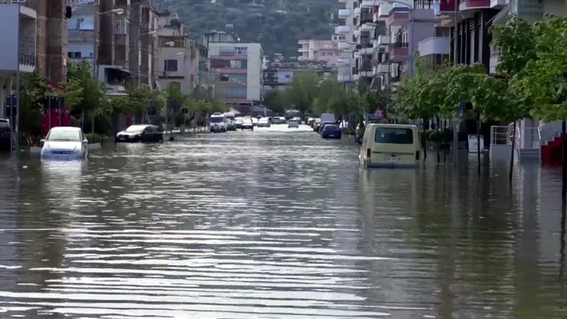 Përmbytje në Vlorë nga reshjet e shiut, kaos në trafik