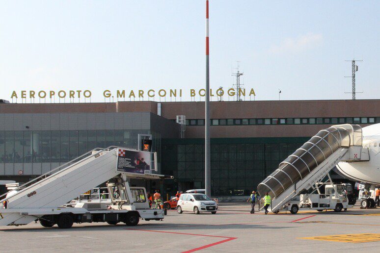 Aeroporti i Bolonjës mbyllet për arsye sigurie