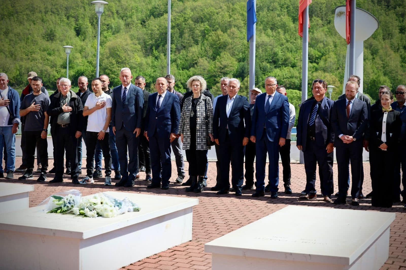 Bedri Hamza me zyrtarë të lartë të PDK-së nderojnë dëshmorët e Podujevës: Faleminderit, që ndërtuat bazamentin e shtetit tonë