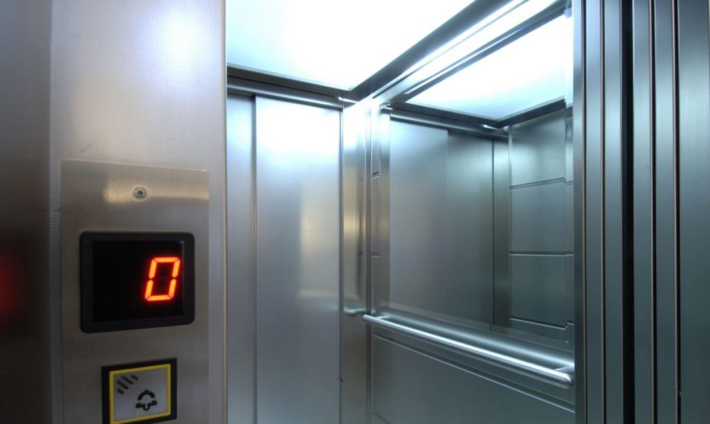 E rëndë: 57-vjeçari në Tiranë humb jetën pasi ra në gropën e ashensorit