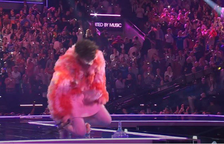 Publikohet momenti kur fituesi i Eurovisionit thyen trofeun në skenë