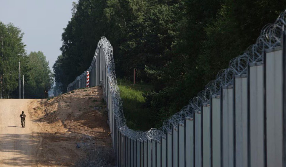 Kryeministri Tusk: Polonia do të ndërtojë mure mbrojtëse në kufirin lindor