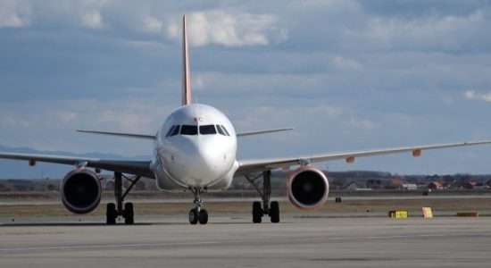 Aeroplani i linjës Lion-Stamboll bëri ulje emergjente në aerportin e Tiranës, pasagjeri preu venat e dorës
