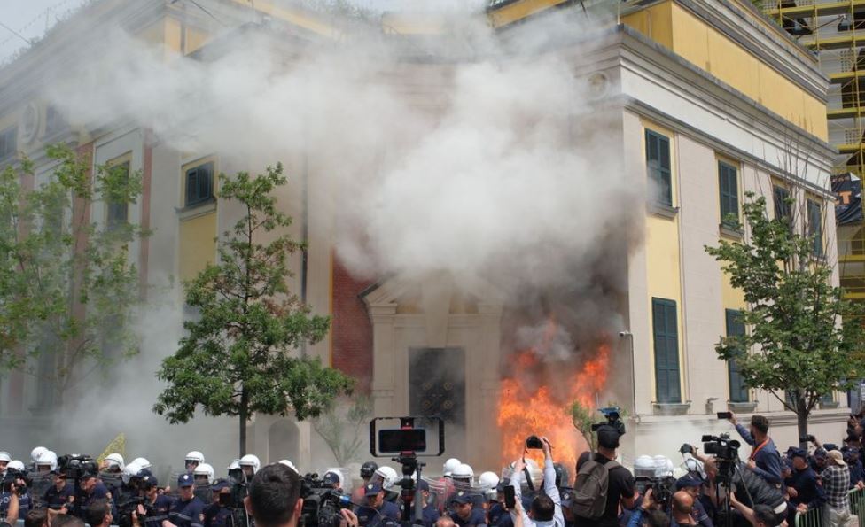 Protesta te Bashkia e Tiranës, 12 persona nga “Aleanca për Teatrin” vihen në hetim në gjendje të lirë