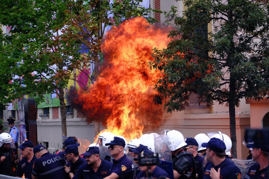 Kërkohet dorëheqja e Veliajt, përshkallëzohet protesta, hedhen breshëri molotovësh ndaj Bashkisë