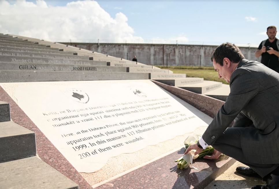 Kurti homazhe për të vrarët në Masakrën e Dubravës