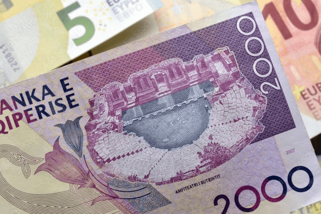 Pas 22 vjetësh, 1 euro vlen më pak se 100 lekë