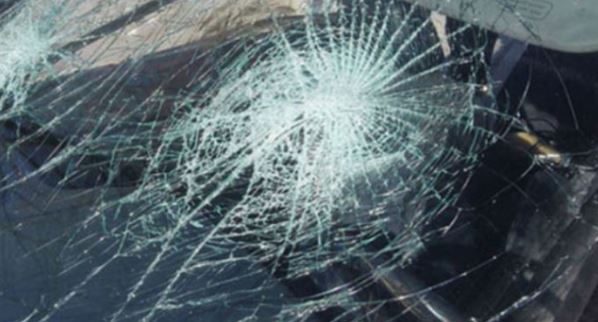 Katër të lënduar në një aksident mes një veture dhe një autobusi në rrugën Fushë Kosovë-Prishtinë