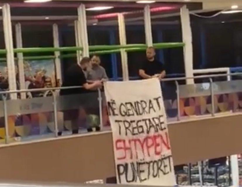 “Shtypen punëtorët”, protestohet për të drejtat e punëtorëve brenda një qendre tregtare në Gjilan – Video