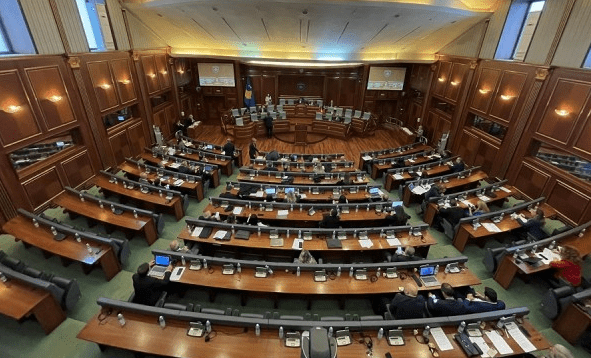 85 deputetë të Kuvendit me asistentë personal, pagat dhe shtesat e tyre arrijnë në 900 € në muaj