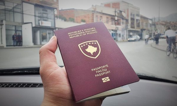 E shtune, mbi 300 qytetarë presin për t’u pajisur me pasaporta