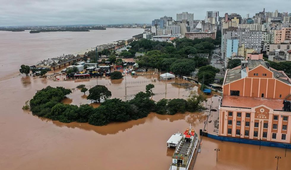 Shkon në 56 numri i të vdekurve nga përmbytjet në Brazil