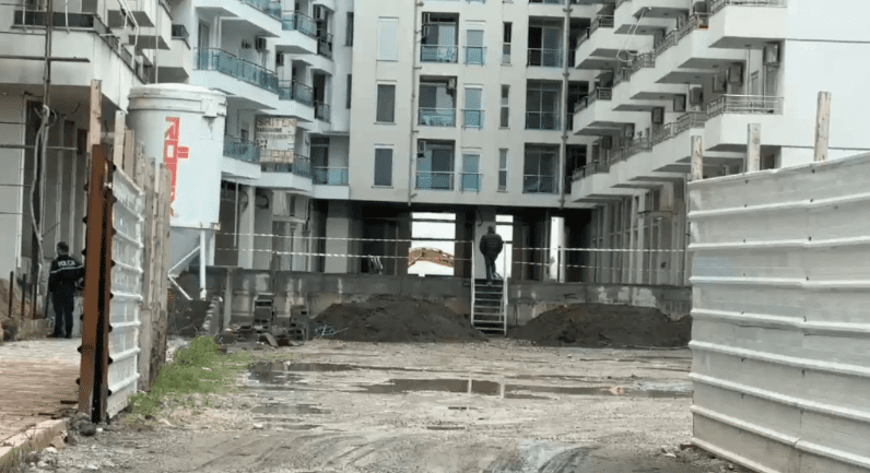 Vdes punëtori i ndërtimit në Shëngjin, ra nga lartësia e një banese