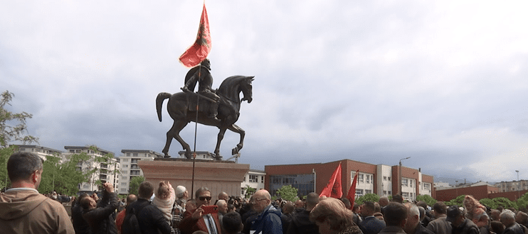 Statuja e Skënderbeut zbulohet në Gjakovë, marrin pjesë pozitë e opozitë