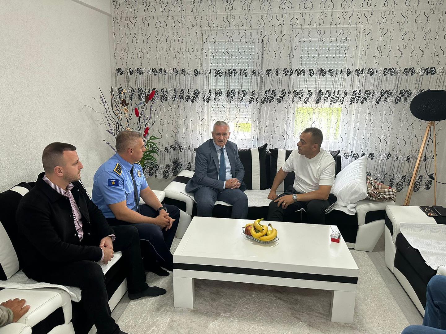 Kryetari i Klinës viziton policin që u plagos gjatë tentim-vjedhjes në Kishën e Zllakuqanit