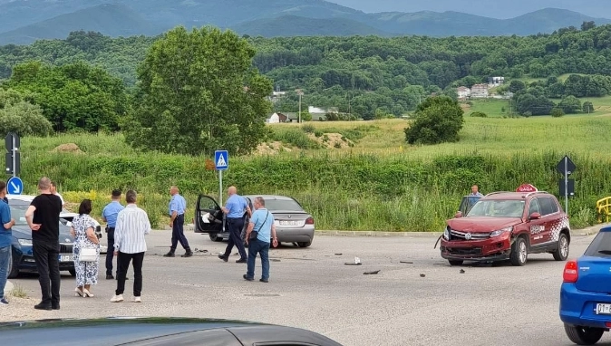 Aksident mes tre veturave te “Ura e Moglices” në Gjakovë, dyshohet për disa të lënduar