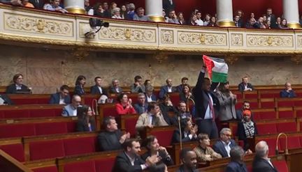Situata në Rafah – deputeti francez valëvit flamurin palestinez në Parlament, ndërpritet seanca
