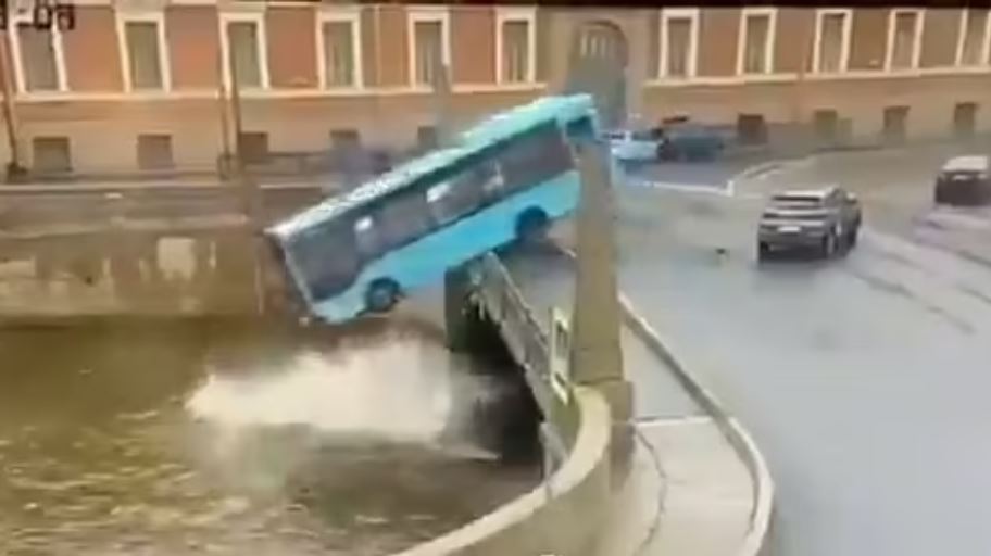 Autobusi bie nga ura dhe përfundon në lumë, së paku katër të vdekur në Rusi